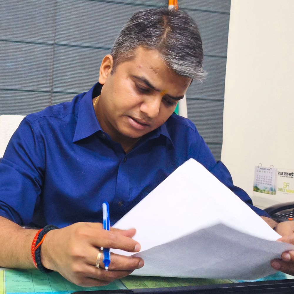 जनशिकायतों का सतही निस्तारण, प्रयागराज में 18 अफसरों-कर्मियों पर कार्रवाई:डीएम ने क्रॉस चेक में पकड़ी लापरवाही