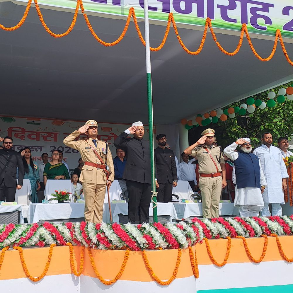 गोपालगंज में DM समीर सौरभ ने किया ध्वजारोहण:मिंज स्टेडियम में शान से लहराया तिरंगा, NCC और स्काउट-गाइड की टुकड़ियों ने किया शानदार मार्च पास्ट