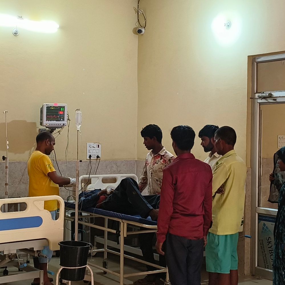 पति-पत्नी के विवाद के बाद अधेड़ ने खाया जहर:परिजन लेकर पहुंचे घाटमपुर सीएचसी, हालत बिगड़ने पर हैलट रेफर