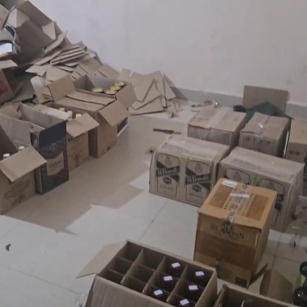 विदिशा के अनुपम मेगा सिटी में 87 लीटर शराब जब्त:पुलिस ने डेढ़ लाख रुपए की अंग्रेजी शराब पकड़ी, दो आरोपी फरार