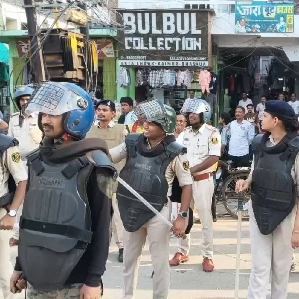 भभुआ में एकता चौक पर पुलिस का मॉक ड्रिल:आपातकालीन सुरक्षा तैयारी परखी, शांति बनाए रखने की अपील