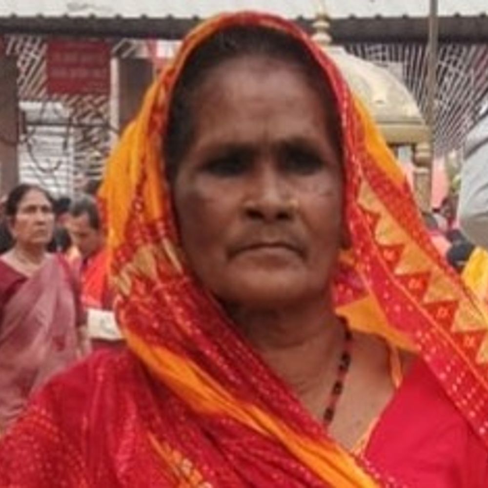 शराब के नशे में युवक ने महिला को मारी टक्कर:बेतिया में लोगों ने पहुंचाया अस्पताल, नशेड़ी चालक की बाइक से शराब जब्त