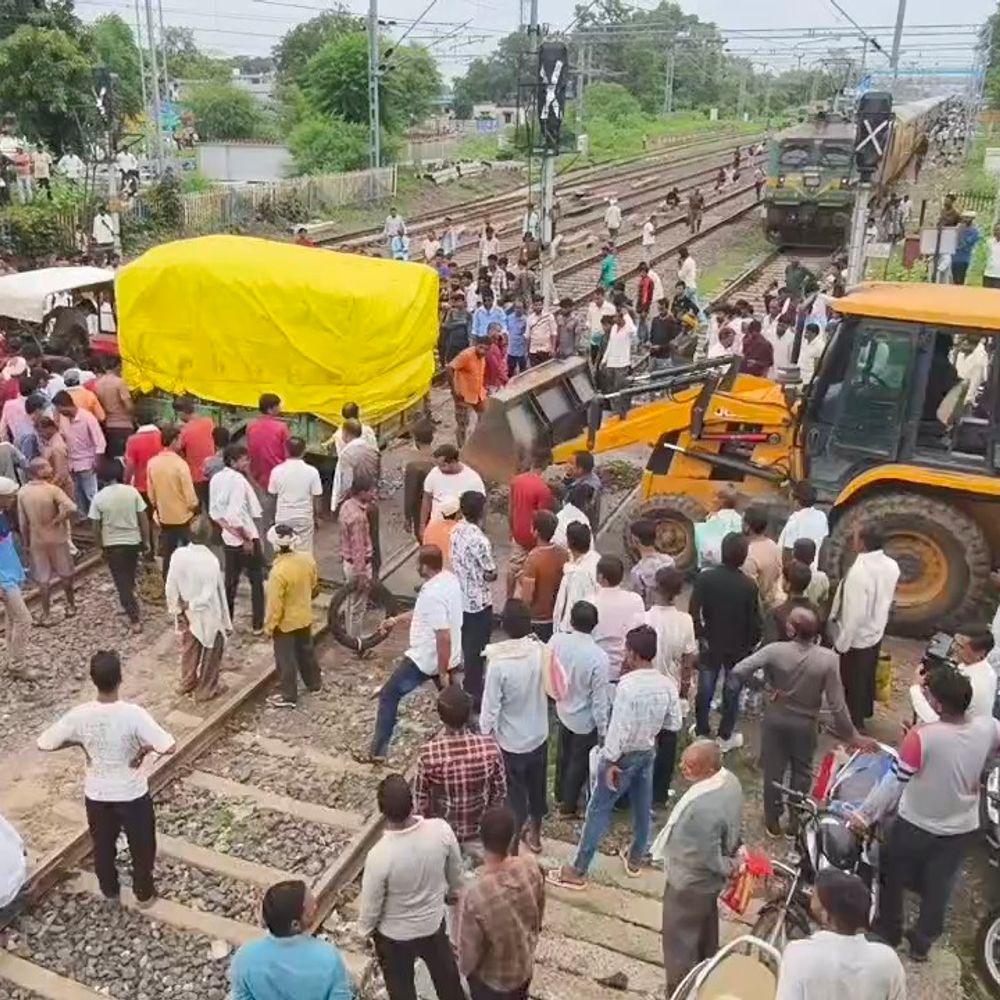 सालीचौका रेलवे फाटक पर मूंग से भरी ट्रैक्टर-ट्रॉली फंसी:एक घंटे से ज्यादा रुकीं कई ट्रेनें; हिच टूटने से यातायात बाधित