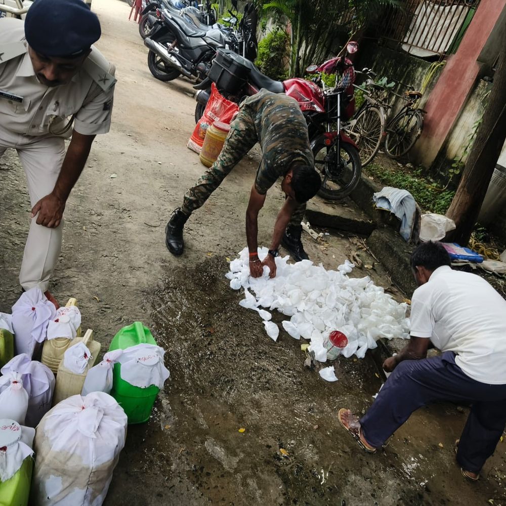 शेखपुरा में 272 लीटर शराब नष्ट:मजिस्ट्रेटों की मॉनिटरिंग में उत्पाद थाना परिसर में एक्शन