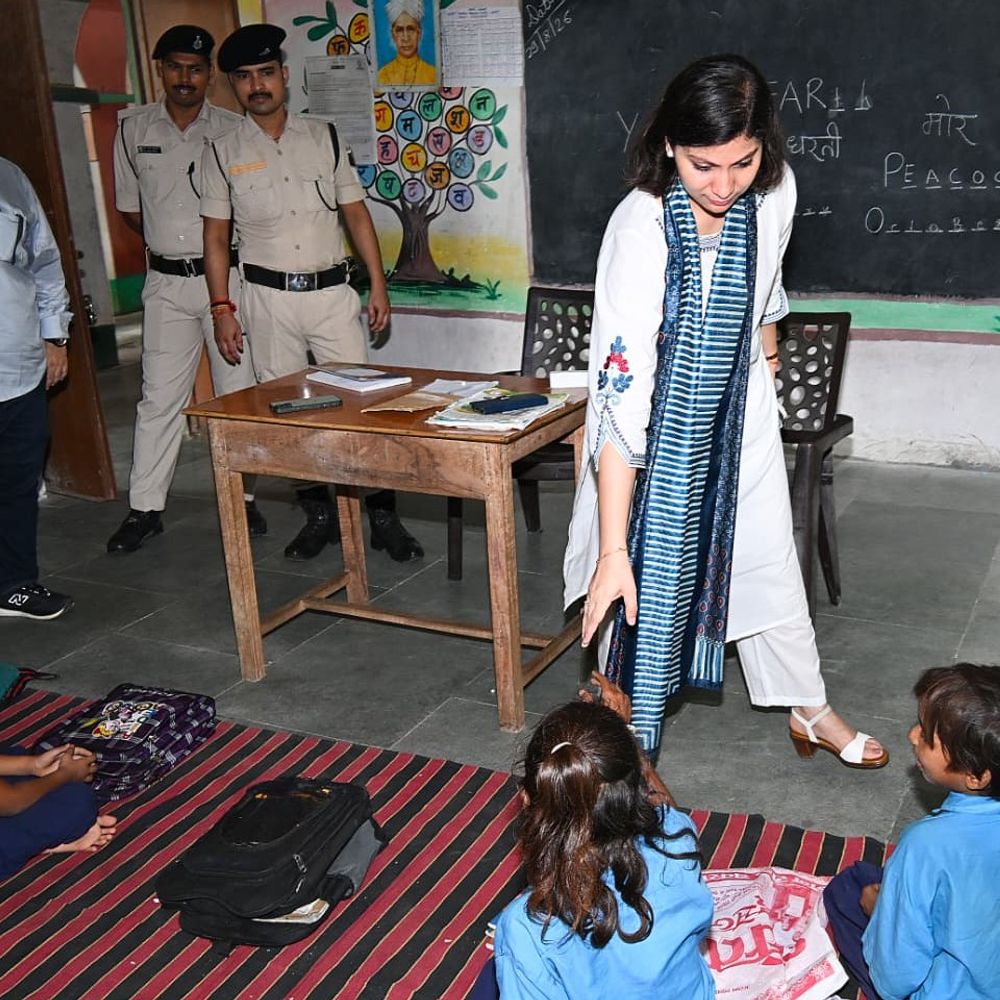 बक्सर में डीएम ने बच्चों संग खाया ‘मिड डे मील’:स्कूल में अव्यवस्था पर हेडमास्टर से मांगा जबाव, बोलीं-‘टॉयलेट-पेयजल संतोषजनक नहीं’