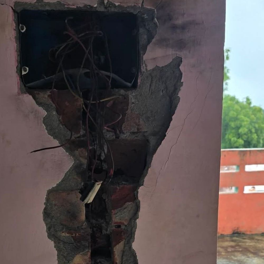 हिसार में मकान पर गिरी आसमानी बिजली:हुआ तेज धमाका, बिजली की फिटिंग, स्विच और वायरिंग जली, चौबारे में आई दरार