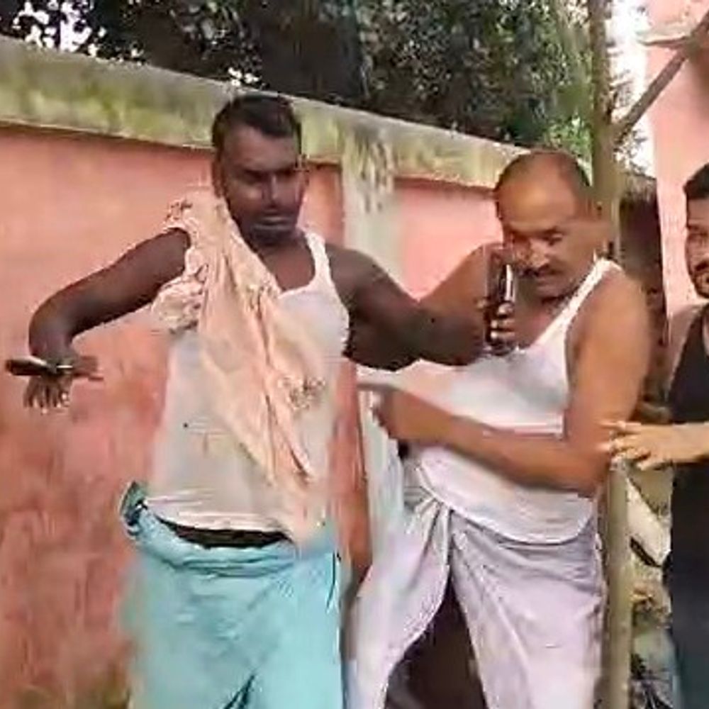 स्कूल से एमडीएम का चावल ले जाने पर हंगामा:मधेपुरा में ग्रामीणों ने ऑटो पकड़ा; HM के पति-बेटे पर चावल बेचने का आरोप