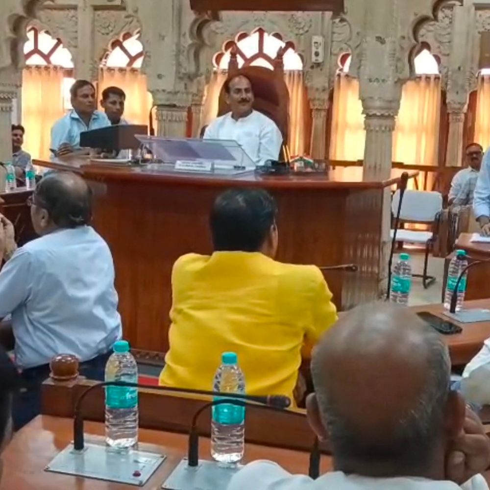 ग्वालियर निगम परिषद में अफसर-पार्षद आमने-सामने:आयुक्त बोले- अपनी मर्जी से काम चाहते हैं पार्षद; बीजेपी पार्षद ने जताई आपत्ति