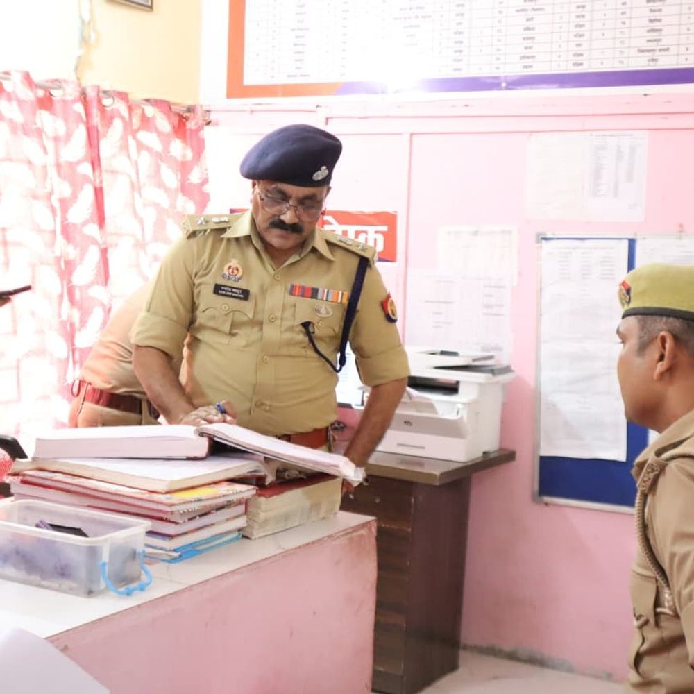 एसपी मऊ ने रानीपुर थाने का निरीक्षण किया:डॉक्यूमेंट्स के रखरखाव और लंबित मामलों के तुरंत निस्तारण के निर्देश