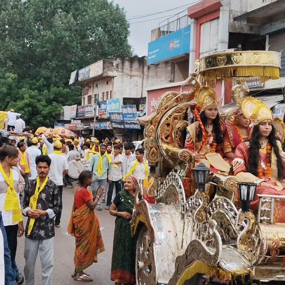 नागपंचमी और चौरसिया दिवस पर निकली शोभायात्रा:मैहर में प्रमुख मार्गों से गुजरी, जाम में एंबुलेंस फंसी, पुलिस ने निकलवाई