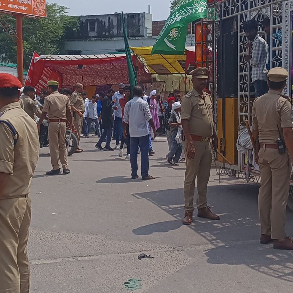 12 रबीउल अव्वल पर निकला जुलूस:महराजगंज के करमहा से गड़बड़ुआ तक हजारों लोग हुए शामिल