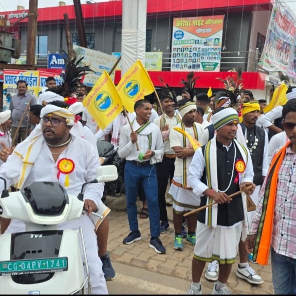 विश्व आदिवासी दिवस पर दिखी जनजातीय संस्कृति की झलक:कोंडागांव में पारंपरिक वेशभूषा में निकली रैली, ‘एक तीर, एक कमान’ का संदेश गूंजा
