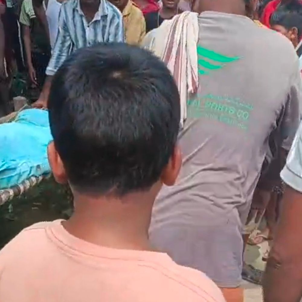 बाराबंकी में बाइक से गिरी वृद्ध महिला की मौत:मां की मौत देख बेटा हुआ बेहोश, इलाज कराकर लौट रहे थे