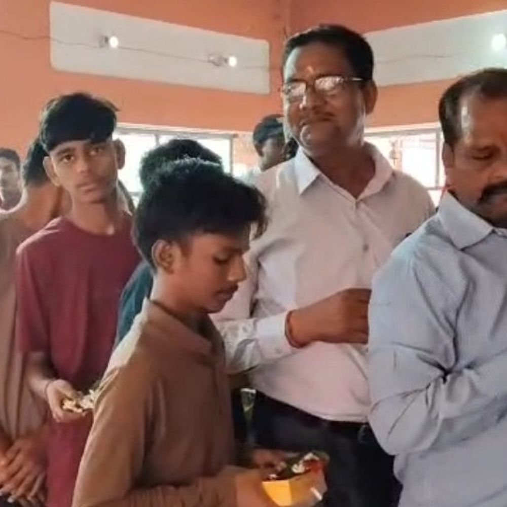 चकवा महावीर मंदिर में बुढ़वा मंगल मेला:हजारों श्रद्धालुओं ने हनुमान जी के दर्शन-पूजन किए, खरीदारी भी की