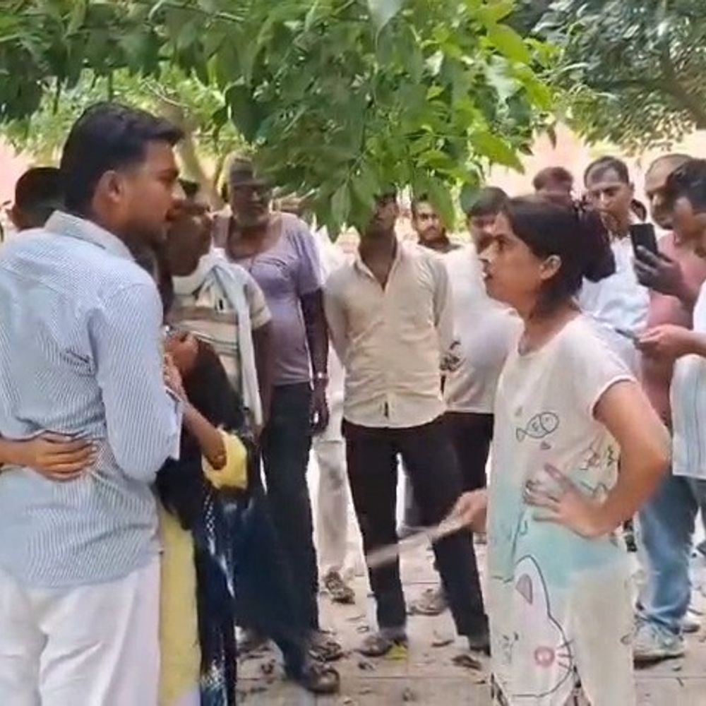 सैफई में प्रेमी युगल को युवती के परिजनों ने पीटा:पार्क में मचा हंगामा, युवती बोली- अपनी मर्जी से आई हूं; VIDEO आया सामने