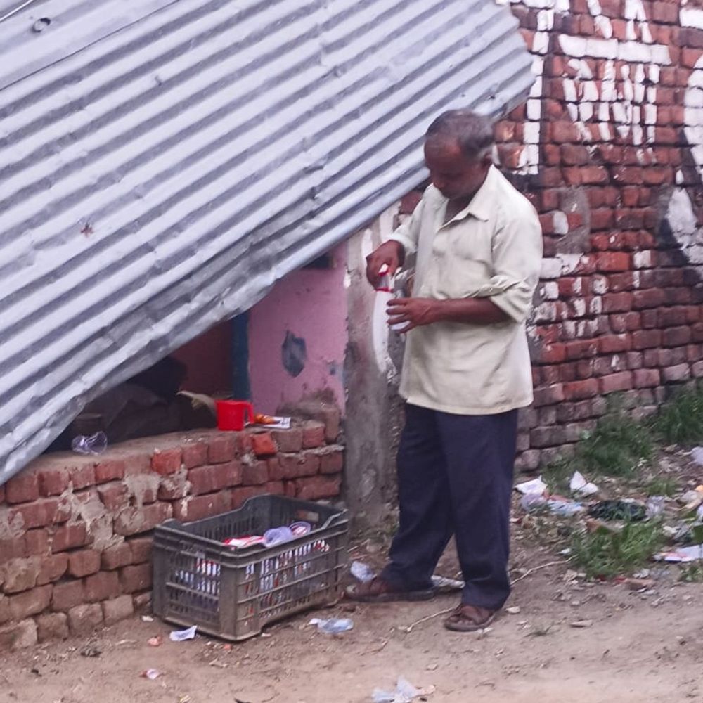 स्वतंत्रता दिवस पर कुशीनगर में शराबबंदी का उल्लंघन:जगदीशपुर चौराहे पर खुले में शराब पीते मिले लोग, अधिक दाम पर बेचने का आरोप लगाया