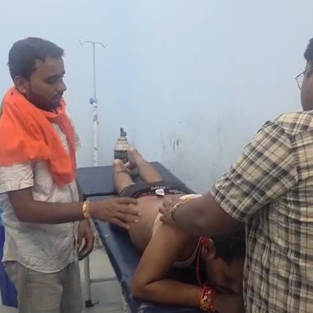 गोपालगंज में युवक की पीठ पर चाकू मारा:अज्ञात बदमाश शोर मचाने पर भागे,परिजनों ने मॉडल सदर अस्पताल पहुंचाया