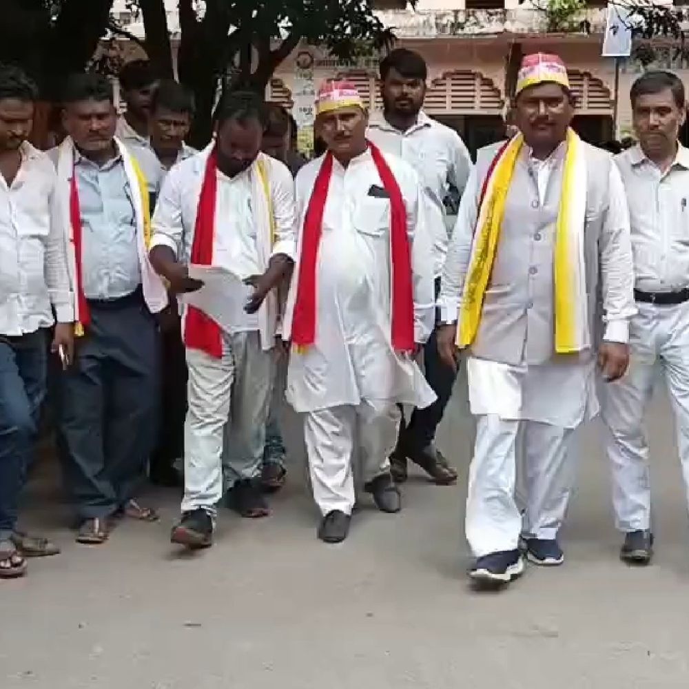 राष्ट्रीय अध्यक्ष से अभद्रता का आरोप:लोकजन सोशलिस्ट पार्टी ने कलेक्ट्रेट में प्रदर्शन कर कार्रवाई की मांग की