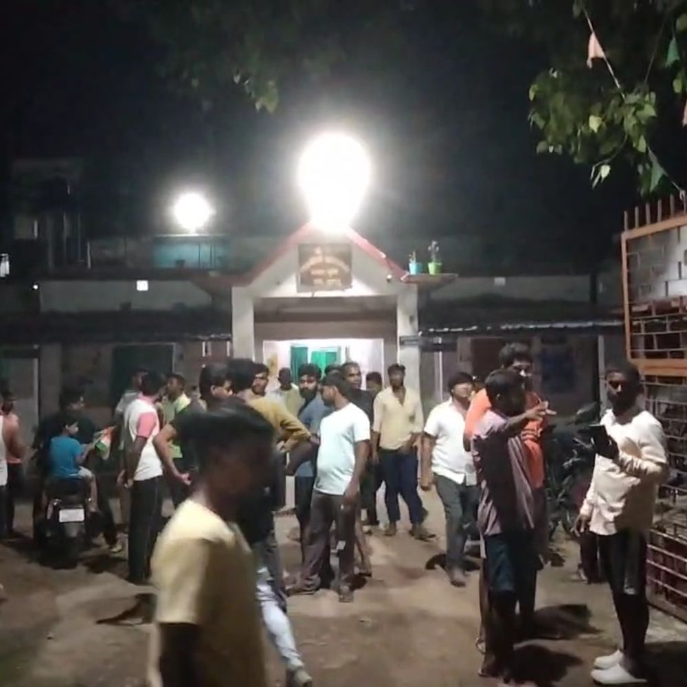 जुगाड़ गाड़ी-बाइक टक्कर में युवक गंभीर:अदलपुर के पास हादसा, मुंगेर सदर अस्पताल रेफर