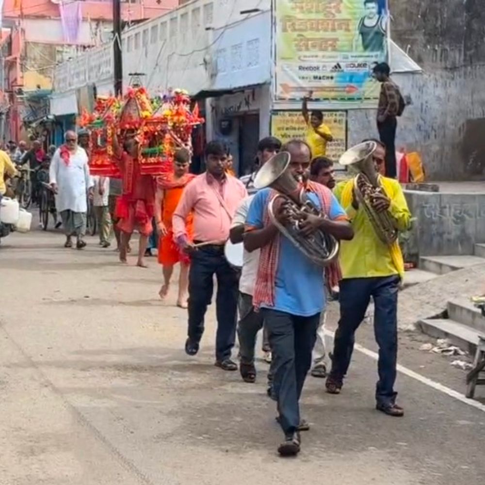 लखीसराय से कांवड़ियों का जत्था बाबा धाम रवाना:प्राइवेट टीचर की अगुआई में सुल्तानगंज से लेंगे गंगाजल