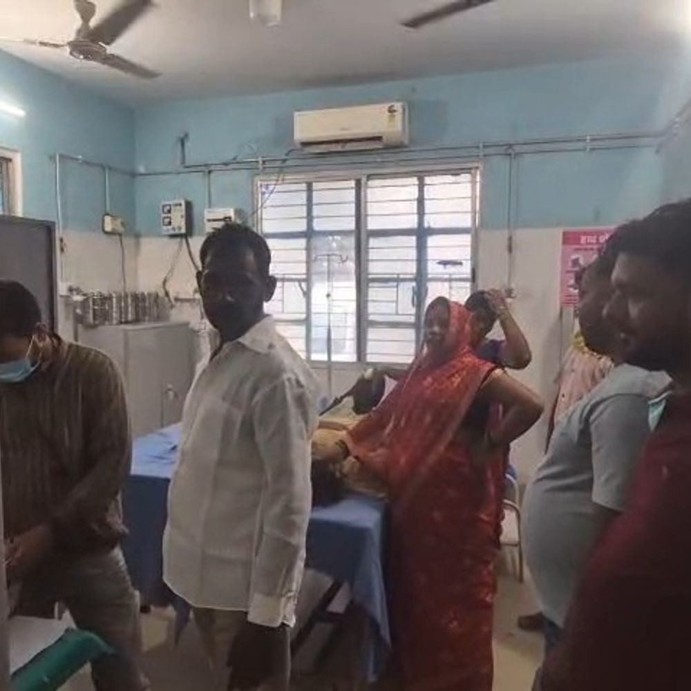 कैमूर के कझार में पड़ोसियों ने युवती पर हमला किया:पुराने विवाद में मां-भाभी भी घायल, युवती अस्पताल में भर्ती