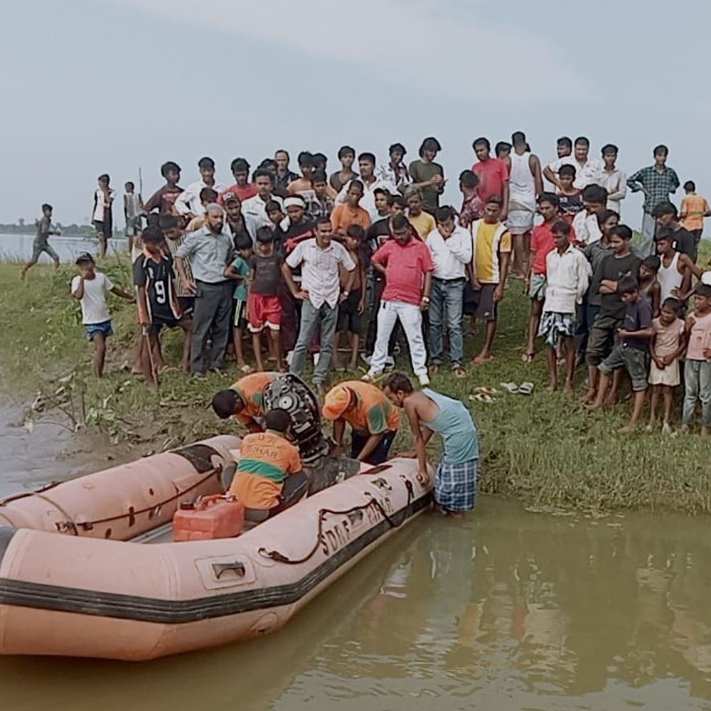 किशनगंज में 8वीं का छात्र महानंदा नदी में डूबा, लापता:स्कूल का बहाना कर 3 दोस्तों संग नहाने गया था, SDRF तलाश में जुटी