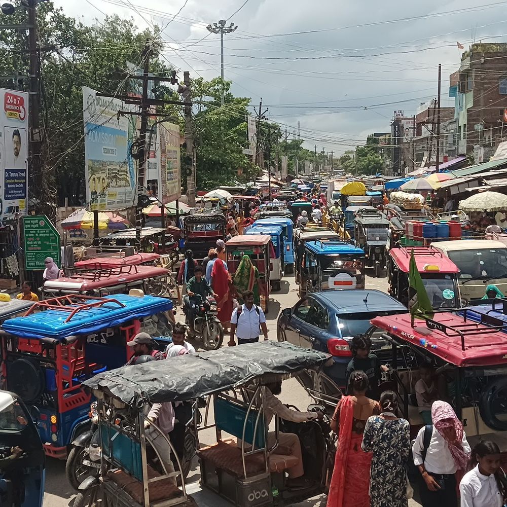 रेलवे स्टेशन रोड और प्राइम लोकेशन पर 4 घंटे जाम:मधुबनी में अलग-अलग इलाकों में ट्रैफिक जाम, गाड़ियों की 2 KM लंबी लाइन