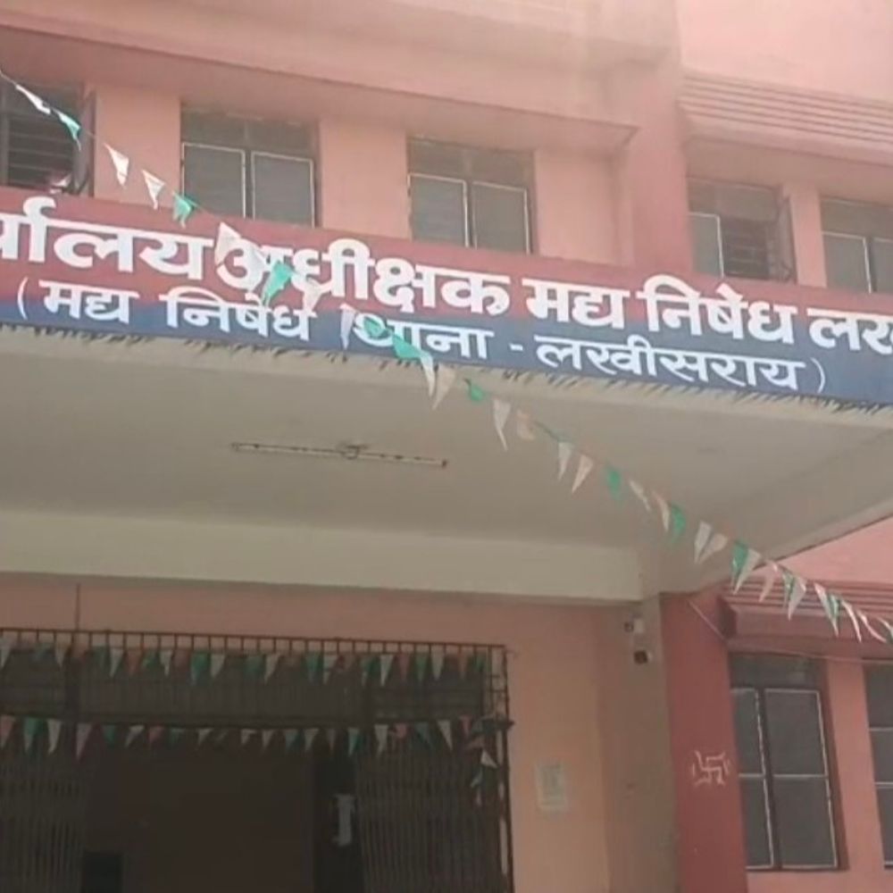 शराब तस्कर को छुड़ाने में उत्पाद टीम पर हमला:मारपीट में तीन पुलिसकर्मी घायल, आरोपी छुड़ाया; बाइक बरामद, पहचान जारी