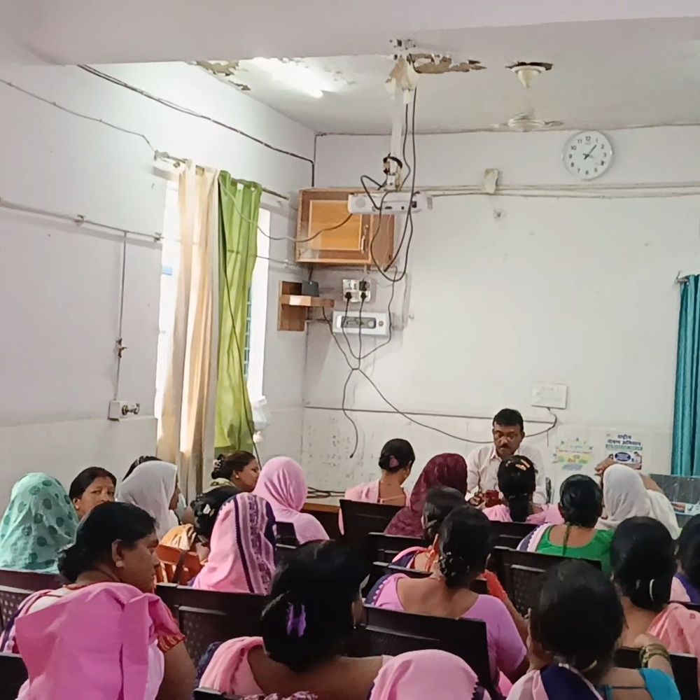 कुदरा सीएचसी के जर्जर भवन में हुई आशा बैठक:कैमूर में चार मुख्य स्वास्थ्य योजनाओं की प्रगति की हुई समीक्षा
