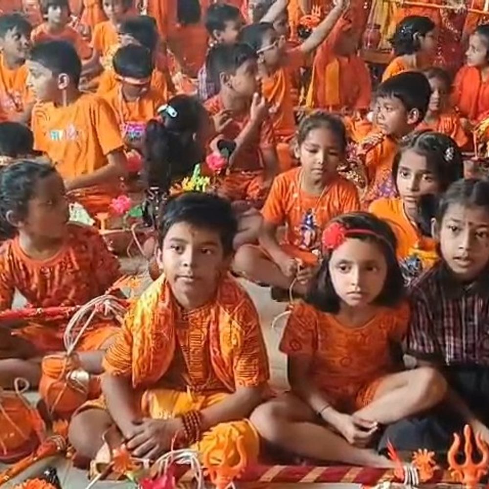 गिरिडीह में 300 बच्चों ने निकाली कांवड़ यात्रा:सरस्वती शिशु विद्या मंदिर के बच्चों ने विश्वनाथ मंदिर में किया जलाभिषेक