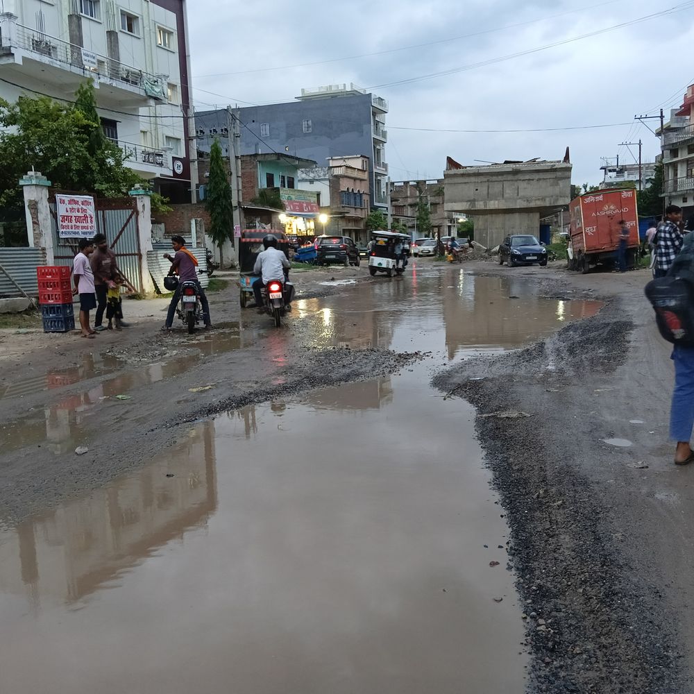 बेतिया में ROB निर्माण के कारण सड़क गड्ढों में तब्दील:पानी भर जाने से चालकों को परेशानी, जान जोखिम में डालकर लोग करते हैं आवागमन