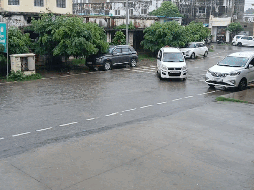 आजमगढ़ में सोमवार को भी छाए रहे बादल:रविवार दोपहर बजे जिला मुख्यालय और आउटर वाले इलाकों में हुई थी बारिश, मौसम हुआ सुहाना