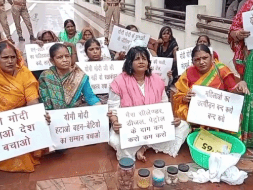 बढ़ती महंगाई को लेकर महिलाओं ने किया प्रदर्शन:आजमगढ़ में समाजवादी महिला सभा ने चीनी और गृहस्थी की कीमतों में वृद्धि को लेकर दिया ज्ञापन