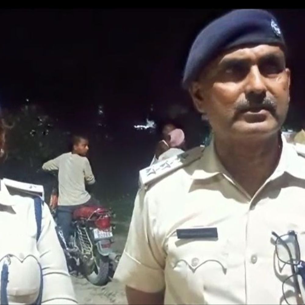 मुजफ्फरपुर में ज्वेलर्स से 7 लाख के गहने लूटे:बाइक सवार 3 बदमाशों ने घेरा, विरोध पर की 2 राउंड फायरिंग; मौके से 1 खोखा बरामद