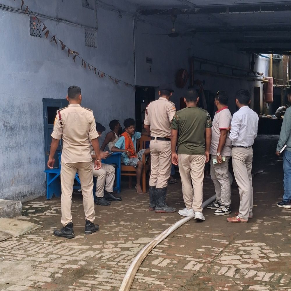 कांवरिया रूट पर बर्फ फैक्ट्री में अमोनिया गैस का रिसाव:मुजफ्फरपुर में बड़ा हादसा टला; पाइप से लीक हुई गैस, फायर ब्रिगेड ने किया पानी का छिड़काव