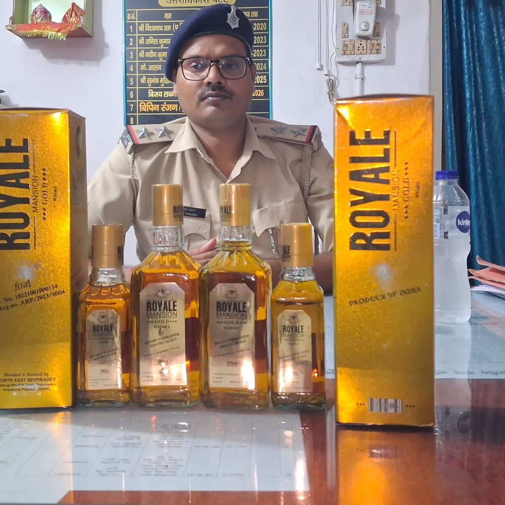 निजी कॉलेज कैंपस से शराब के कार्टन बरामद:पुलिस से बचने के लिए परिसर को बनाया था ठिकाना, तस्करों की तलाश में पुलिस