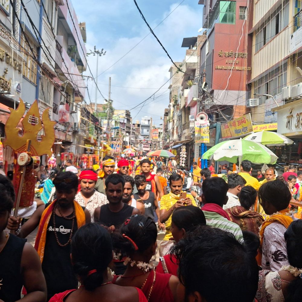 बाबा गरीबनाथ का आशीर्वाद लेकर पहलेजा निकला कांवरियों का जत्था:पैदल यात्रा तय कर तीसरी सोमवारी को करेंगे जलाभिषेक, इस बार 7 लाख श्रद्धालुओं के पहुंचने का अनुमान