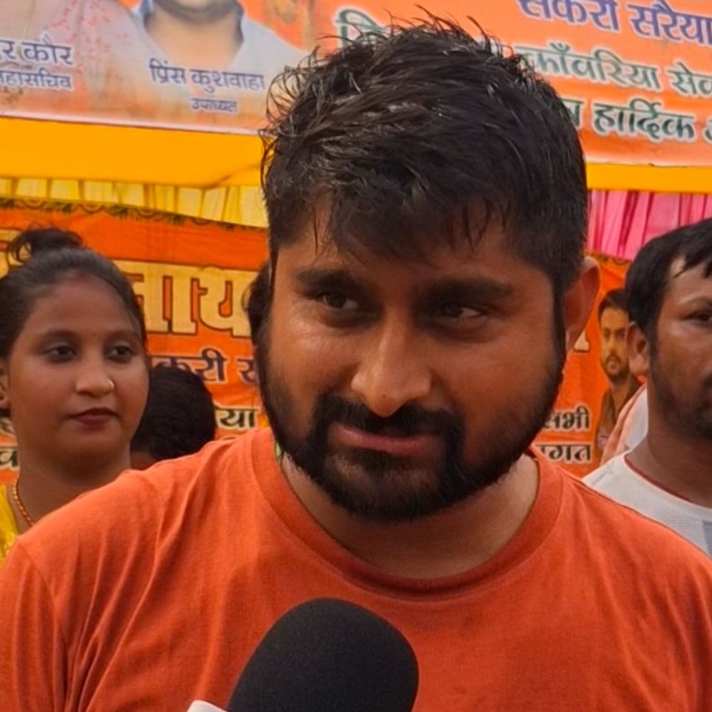 BIG BOSS फेम दीपक 95 किमी पैदल चलकर पहुंचे गरीबनाथ:राहत शिविर में शिव का भजन गाया, बोले- मां-पिता के लिए कर रहा कांवर यात्रा