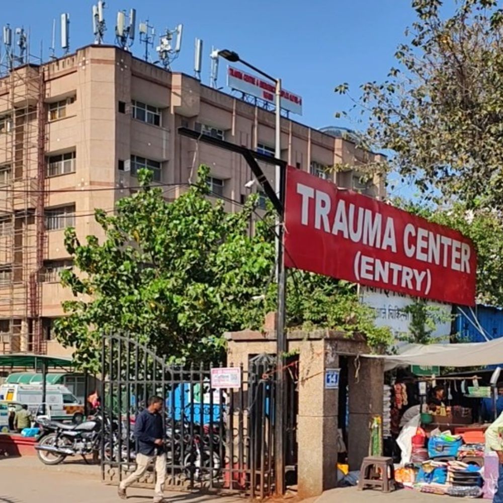 KGMU में मरीजों को फंसाने वाले तीन गिरफ्तार:ट्रॉमा में दलालों का नेटवर्क, दवा दिलाने से निजी अस्पताल भेजने तक का खेल