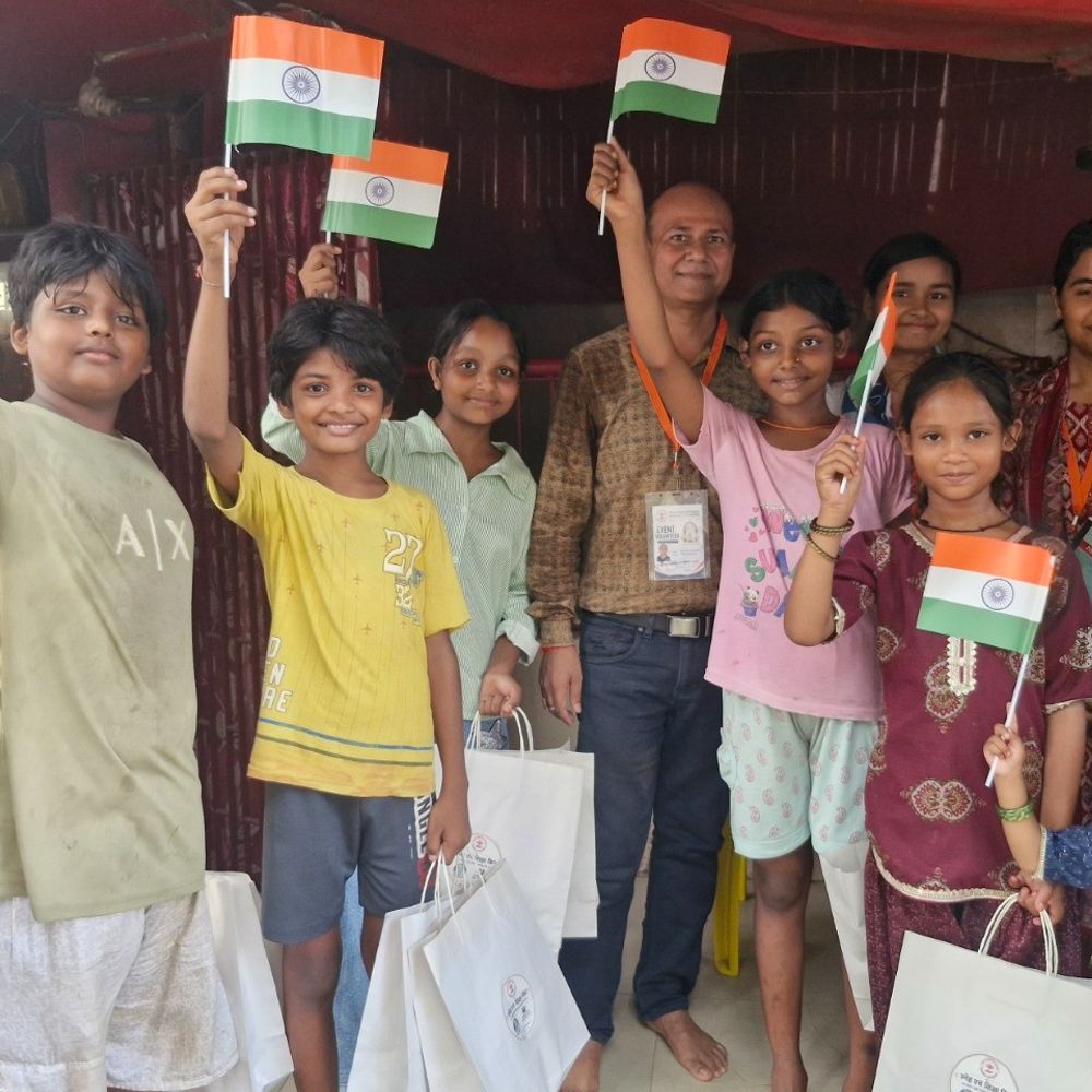 बच्चों के बीच शिक्षा और केयर किट का वितरण:तिरंगा देकर बढ़ाया देशभक्ति का भाव, पटना के फ्रेजर रोड में कार्यक्रम