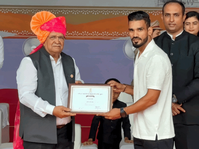 राकेश को सूरत में शारीरिक शक्ति प्रदर्शन के लिए सम्मान:दांतों से खेंच देते हैं बड़े-बड़े वाहन, गुजरात के वित्त मंत्री ने दिया प्रशस्ति पत्र