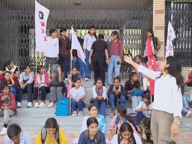 गर्ल्स कॉलेज में प्राचार्य के खिलाफ छात्राओं ने किया प्रदर्शन:बोलीं-छात्रा के बाल खींचे, अभद्र व्यवहार किया; कार्रवाई नहीं हुई तो आंदोलन करेंगे