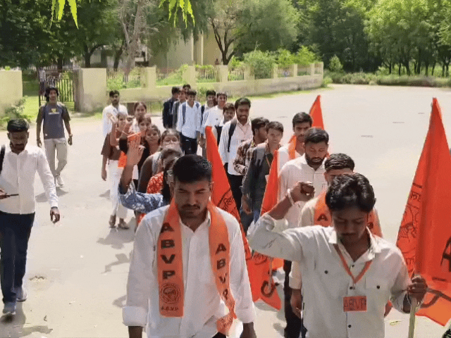 आरआर मोरारका कॉलेज में एबीवीपी का प्रदर्शन:छात्रसंघ चुनाव बहाली, सीसीटीवी, वाई-फाई और शिक्षकों की भर्ती की मांग