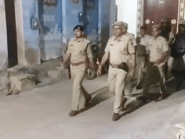 निकाय चुनाव को लेकर पुलिस अलर्ट, फ्लैग मार्च निकाला:असामाजिक तत्वों को सख्त चेतावनी, कहा- मतदाता बिना डरे वोट करे