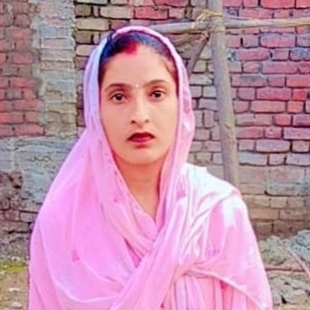 जल चढ़ाने का रही महिला की हादसे में मौत:मुरादाबाद में बाइक से पति संग मंदिर जा रही थी; नीचे गिरी
