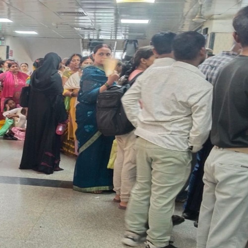 KGMU में सर्वर ठप होने से मरीज परेशान:रजिस्ट्रेशन से लेकर जांच रिपोर्ट तक प्रभावित, ट्रॉमा सेंटर के गंभीर मरीज भी बेहाल