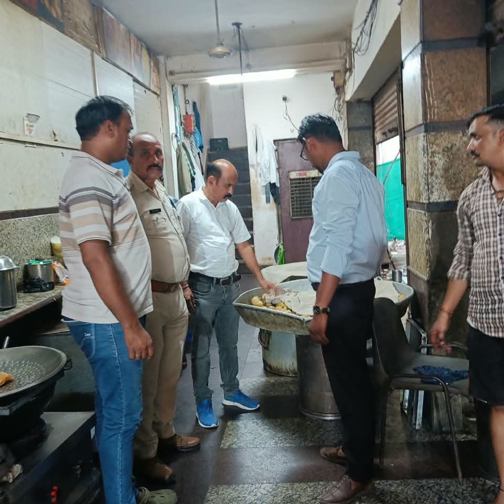 रक्षाबंधन से पहले मुरैना में खाद्य विभाग की छापेमारी:6 मिठाई दुकानों से सैंपल लिए, जांच रिपोर्ट आने पर होगी आगे की वैधानिक कार्रवाई