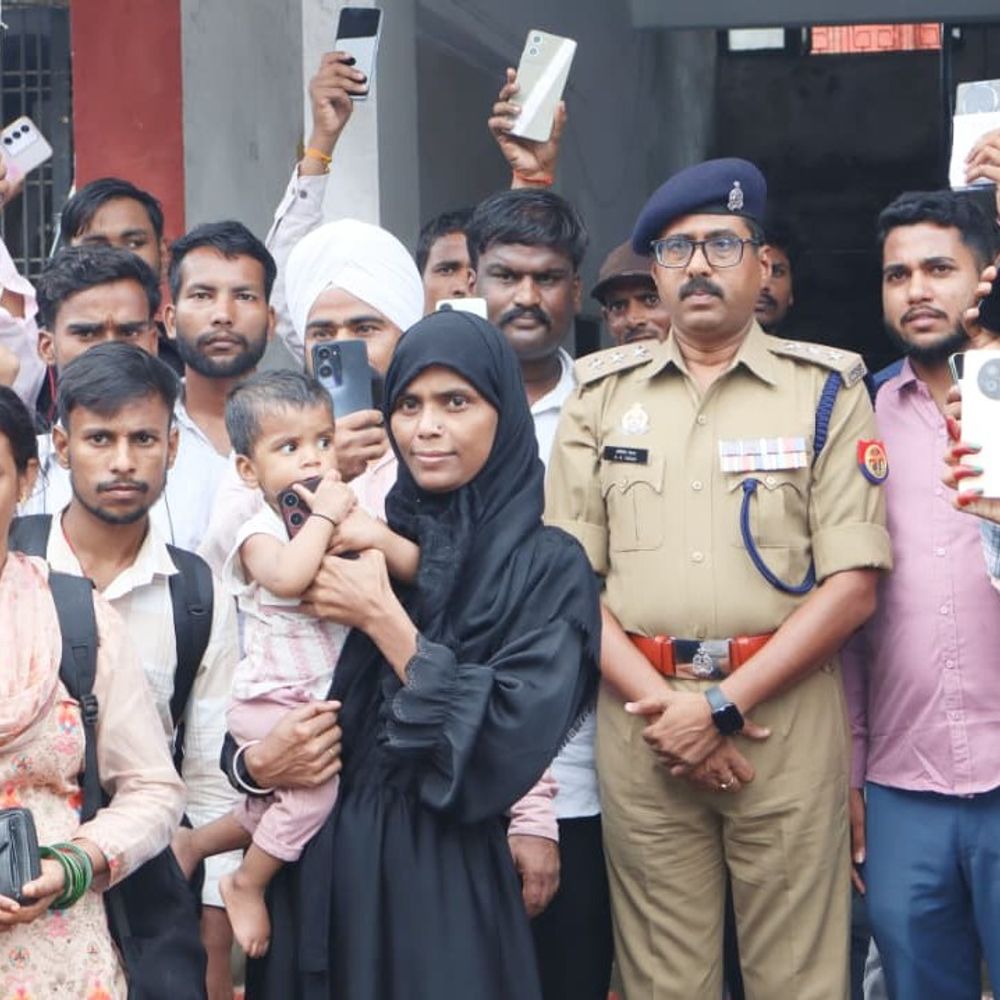 रक्षाबंधन से पहले जीआरपी ने लौटाए 301 मोबाइल:55 लाख के मोबाइल मिले, मालिकों को लौटाए तो खिल उठे चेहरे