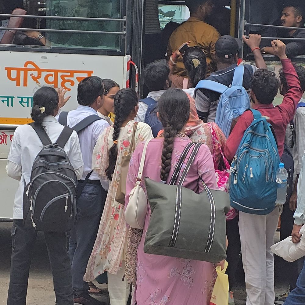रक्षाबंधन पर 89 लाख यात्रियों ने की मुफ्त बस यात्रा:पिछले साल का रिकॉर्ड टूटा, 10.68 लाख ज्यादा यात्री ने किया सफ़र, सरकार ने खर्च किए 107 करोड़ रुपये