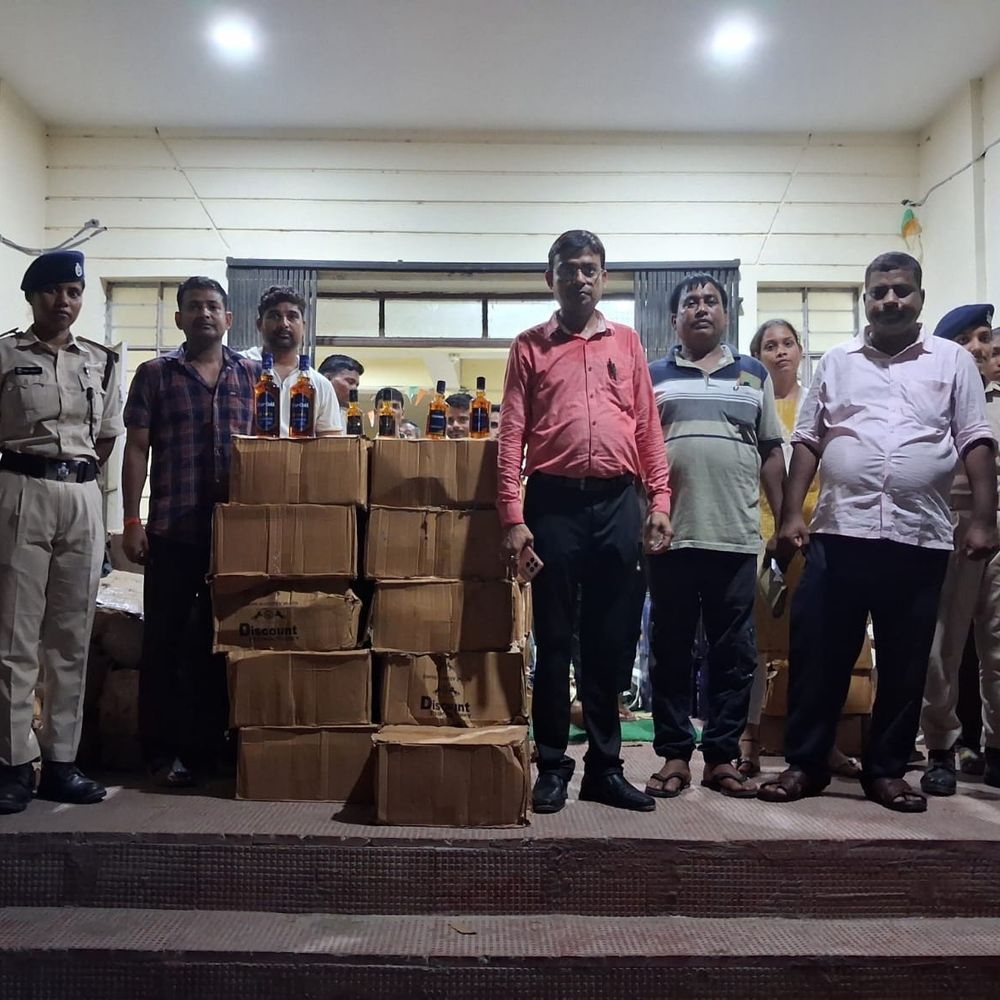 दरभंगा में 26.20 लाख की विदेशी शराब बरामद:मद्य निषेध टीम ने कंटेनर पकड़ा, चकमा देने के लिए सामान के बीच छिपाकर रखा था
